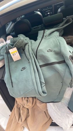 Small men’s Nike tech