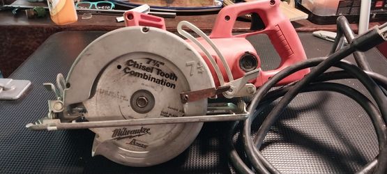 MILWAUKEE 7 1/4" WORM DRIVE CIRCULAR SAW LIKE NEW