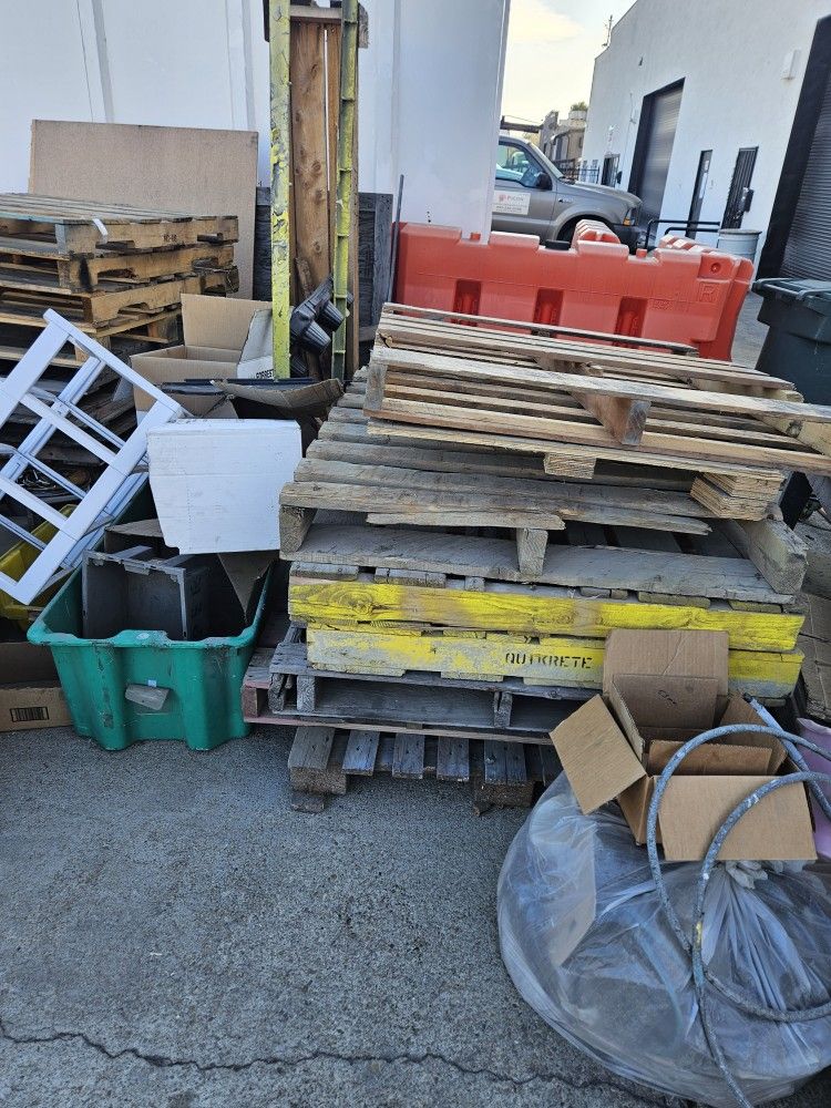 FREE PALLETS DIFFERNT SIZES INCLUDING LONG FREE BINS AND LARGE NEW BOXES ALL DUSTY