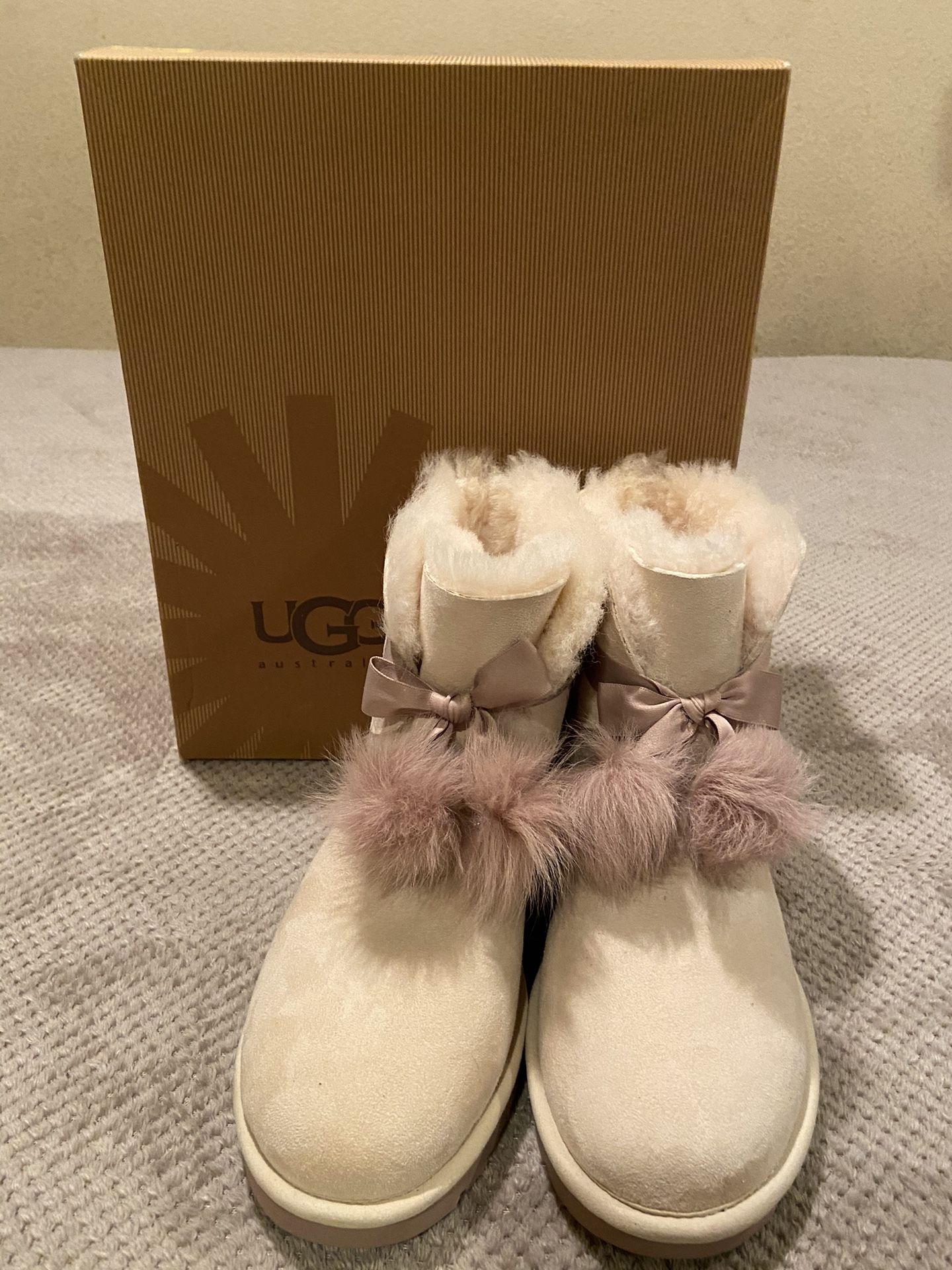 UGG NEW Boots Exelent Condition Size 9