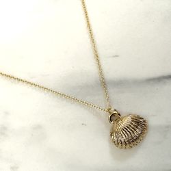 Gold Tone Clam Shell Pendant Necklace 
