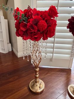 Selling 10 vases. Vases only without flowers. Can sell with flowers if interested.