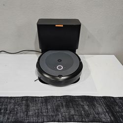 roomba J5 + vacuum robot  mint condition 2