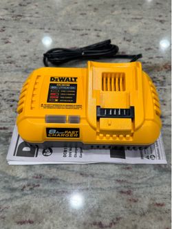 Dewalt DCB118    8 AMP FAST CHARGER NEW