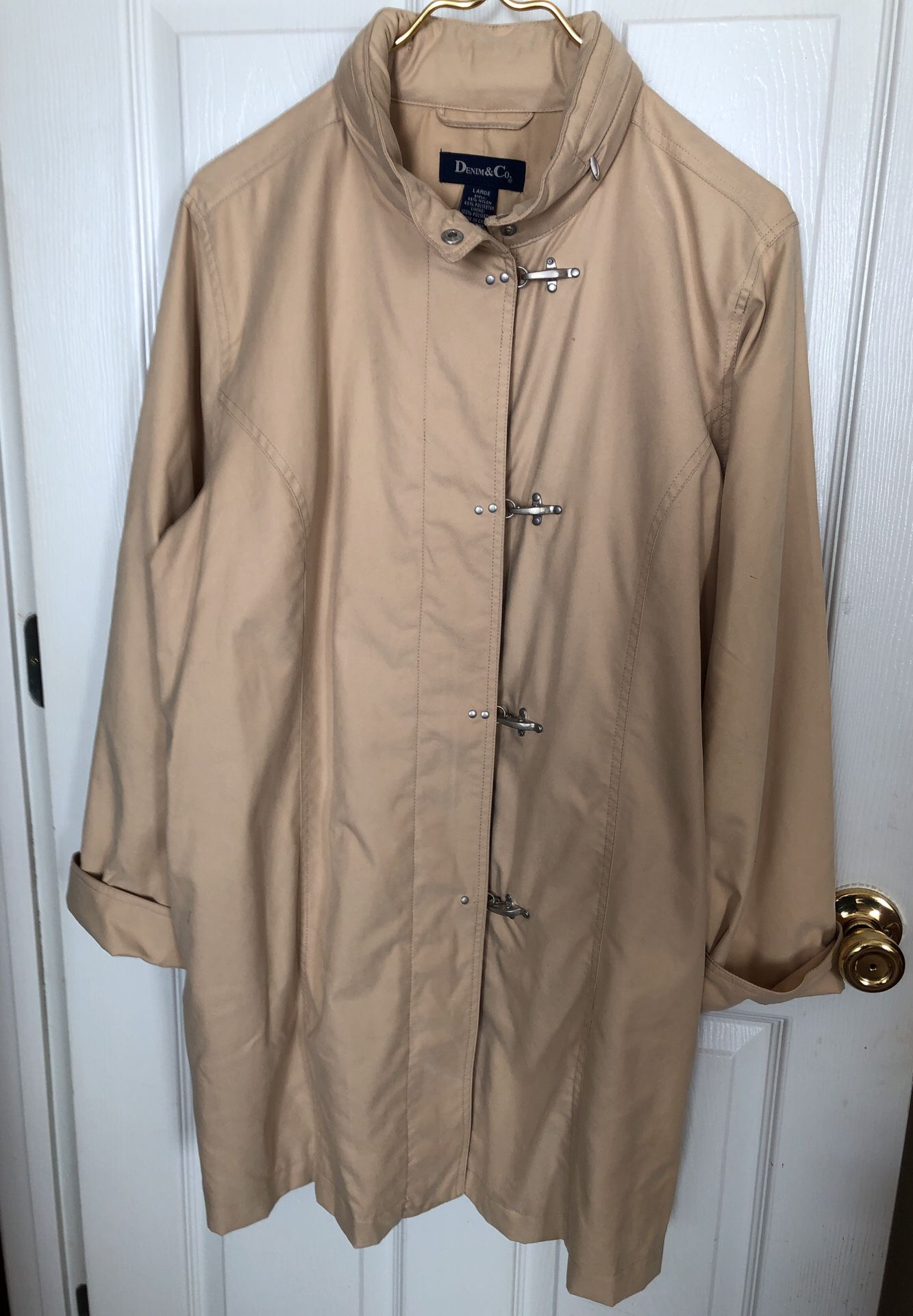 Denim and Co. Raincoat size large. never worn, hood inside zippered collar