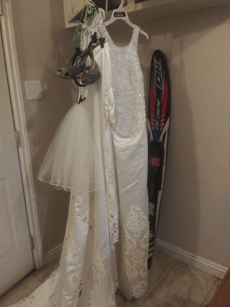 New complete. Silk Wedding dress size 10 Vail tail heels silk gloves 👑