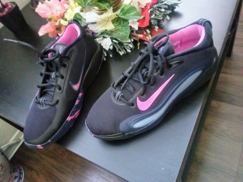 NIKES *BRAND NEW* SIZE 7Y(women)