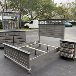 Beautiful Bedroom Set Queen Size Solid Wood Gray Color In Excellent Condition by Lane Home Furnishin