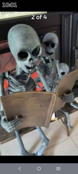 Metal outdoor/indoor Halloween decor - skeleton family reading on a bench   NEW WITH TAGS! RARE FIND! from Home Goods,rare!!