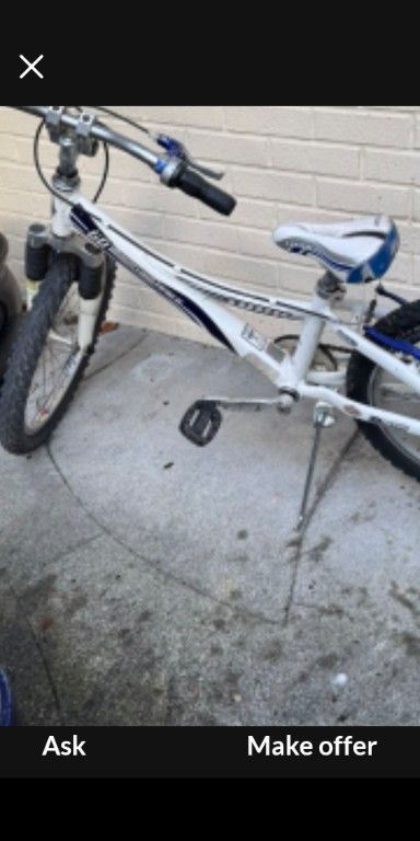 BOYS TREK MOUNTAIN BIKE