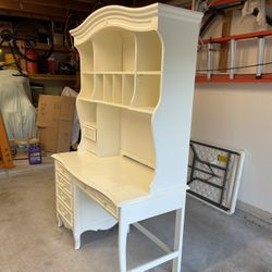 Girl’s Computer Desk with Hutch