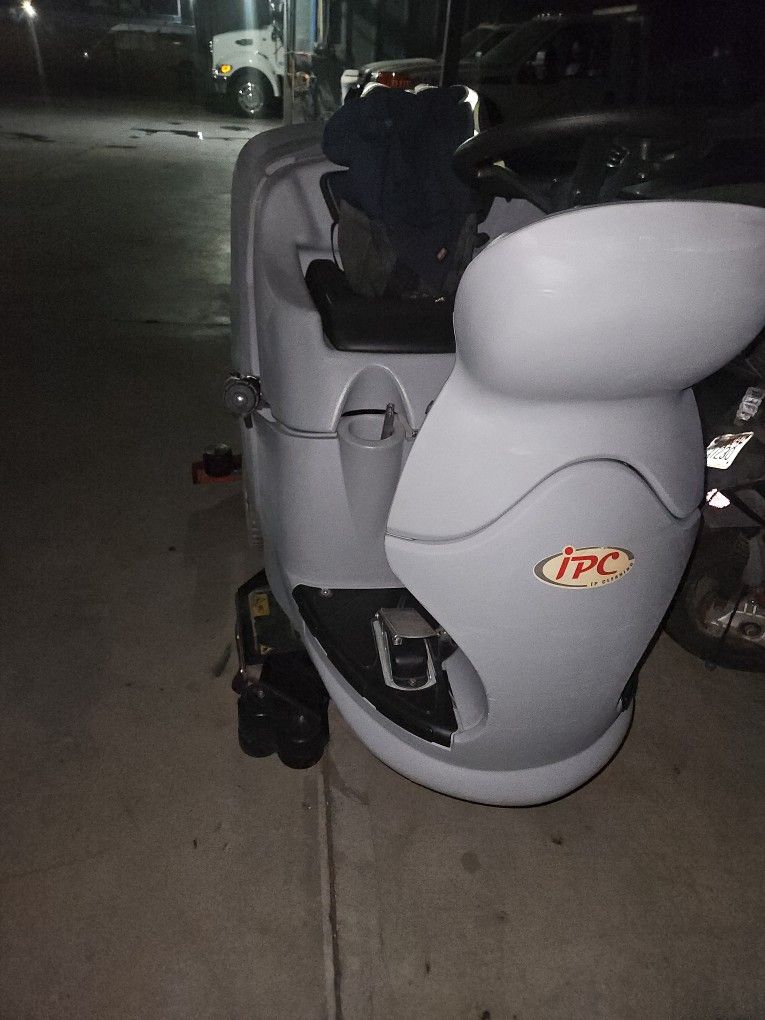 Ride On Floor Scrubber