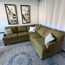 Bassett L shape sectional 🛻Delivery Available🛻 