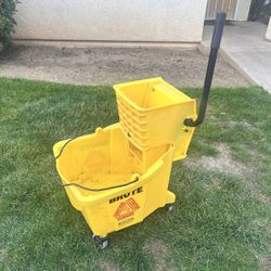 Rubbermaid #7570 Janitorial 35qt Mop Bucket with #6127 Mop Wringer Combo