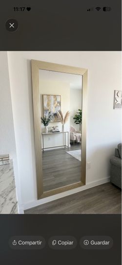 Español: Espejo con marco dorado. English: Mirror with gold frame.