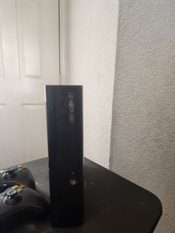 Xbox 360 slim in great condition with kinetic sensor