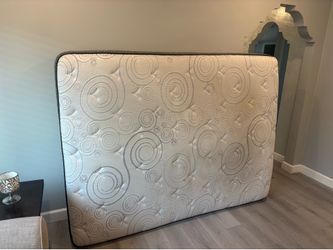 Firm Queen Simmons Beautyrest Mattress – Clean & Comfortable
