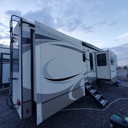 2019 Montana.40ft  luxury 5th wheel trailer king bed 5slides delivered