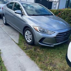 Hyundai Elantra SE Sedan