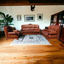 Beautiful Leather Sofa Set Imported From Itsly.