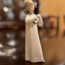 Lladro #4871 GIRL WITH GUITAR