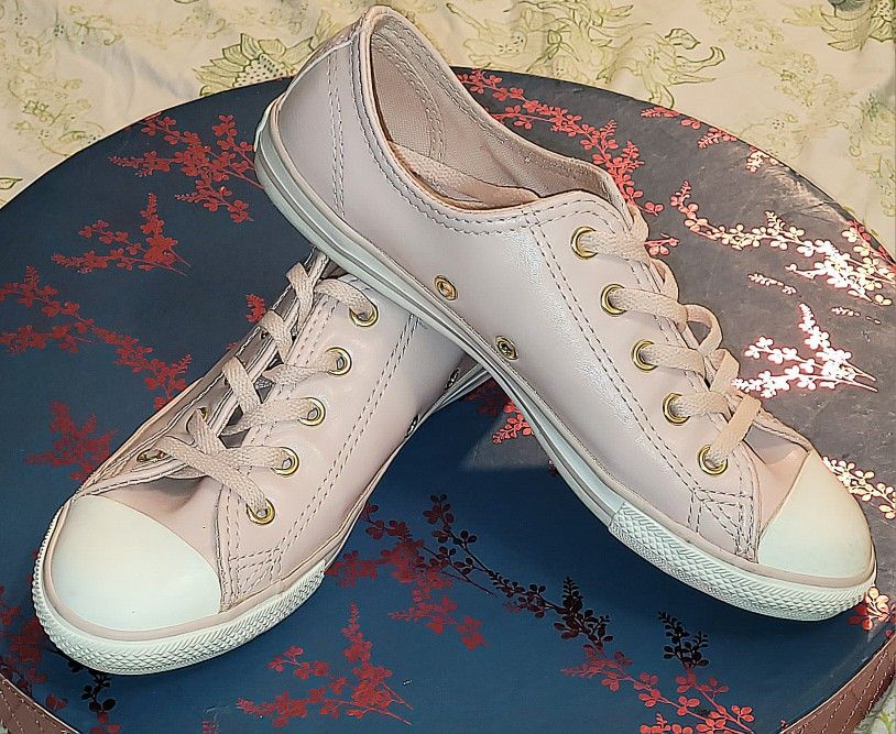 Converse women's Size 6 Shoes