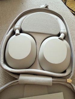 Sony - WH-1000XM5 Wireless Noise Cancelling Over-the-Ear Headphones - Silver Model: WH1000XM5/S SKU: (contact info removed)