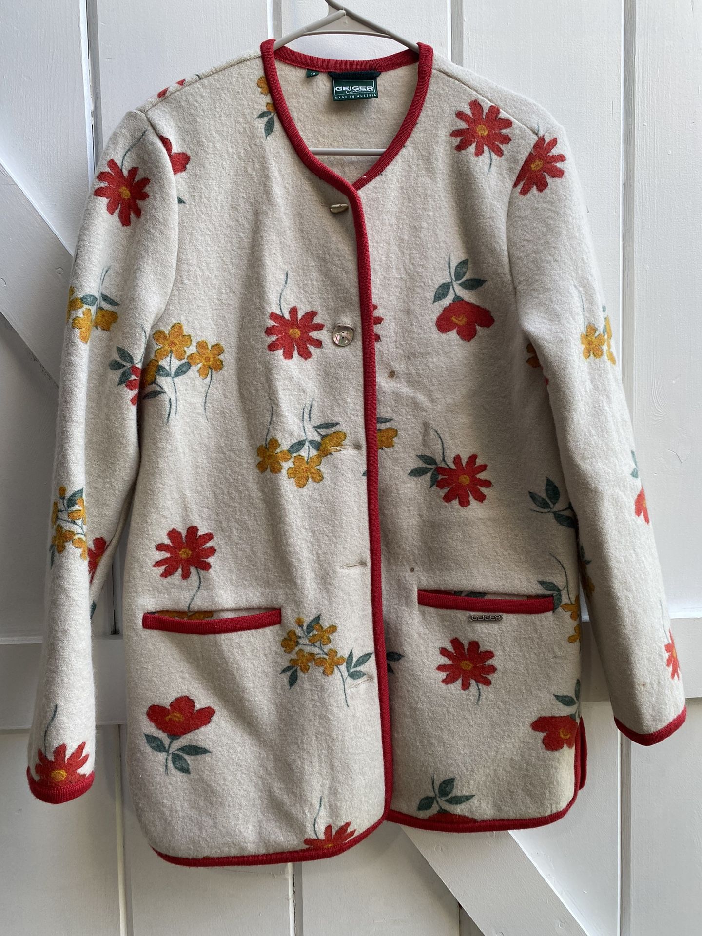 VINTAGE Geiger Austria Wool Sweater Cardigan Size 38 flowers Pattern