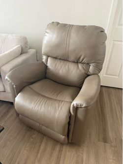 La-Z-Boy Leather Recliner - DELIVERY INCLUDED