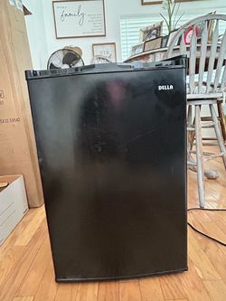 Della Black Compact Mini Fridge
