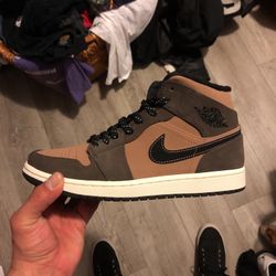 Jordan 1 Mid 