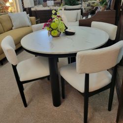 Round 45"Table Black/White + 4 Chairs