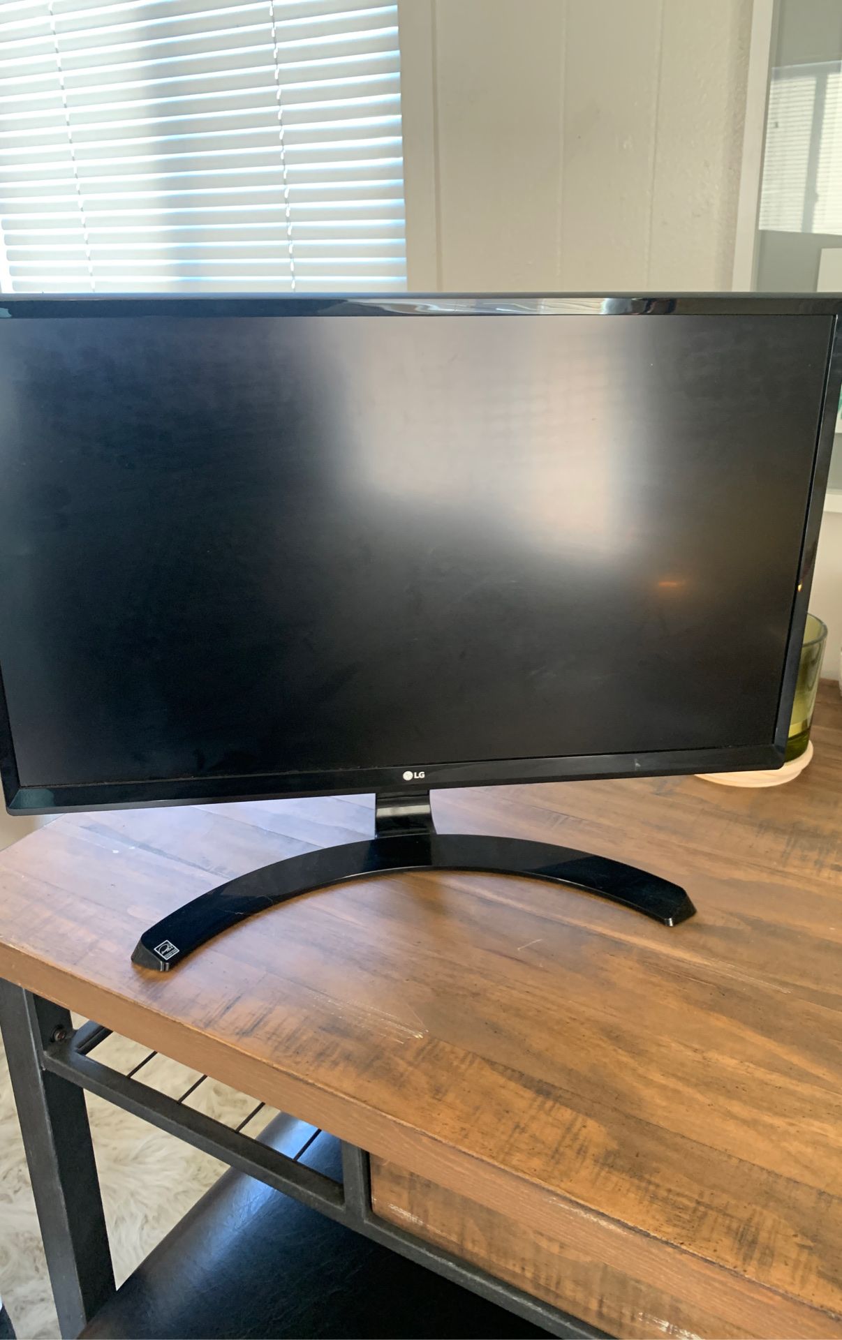 Like new computer monitor screen LG 24ud58-b