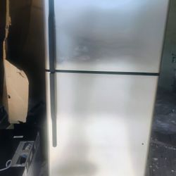 G E Refrigerator 30w 30d 66h