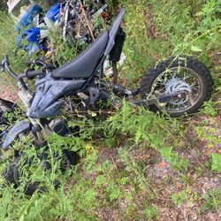 Don’t know what kind of dirt bike it is but all I know is it a pit bike and it runs and it needs a throttle cable and put the motor back on it and bit