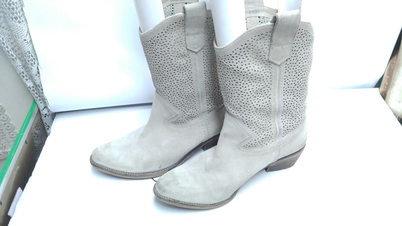 BCBG 8 1/2 BOOTS OFF WHITE