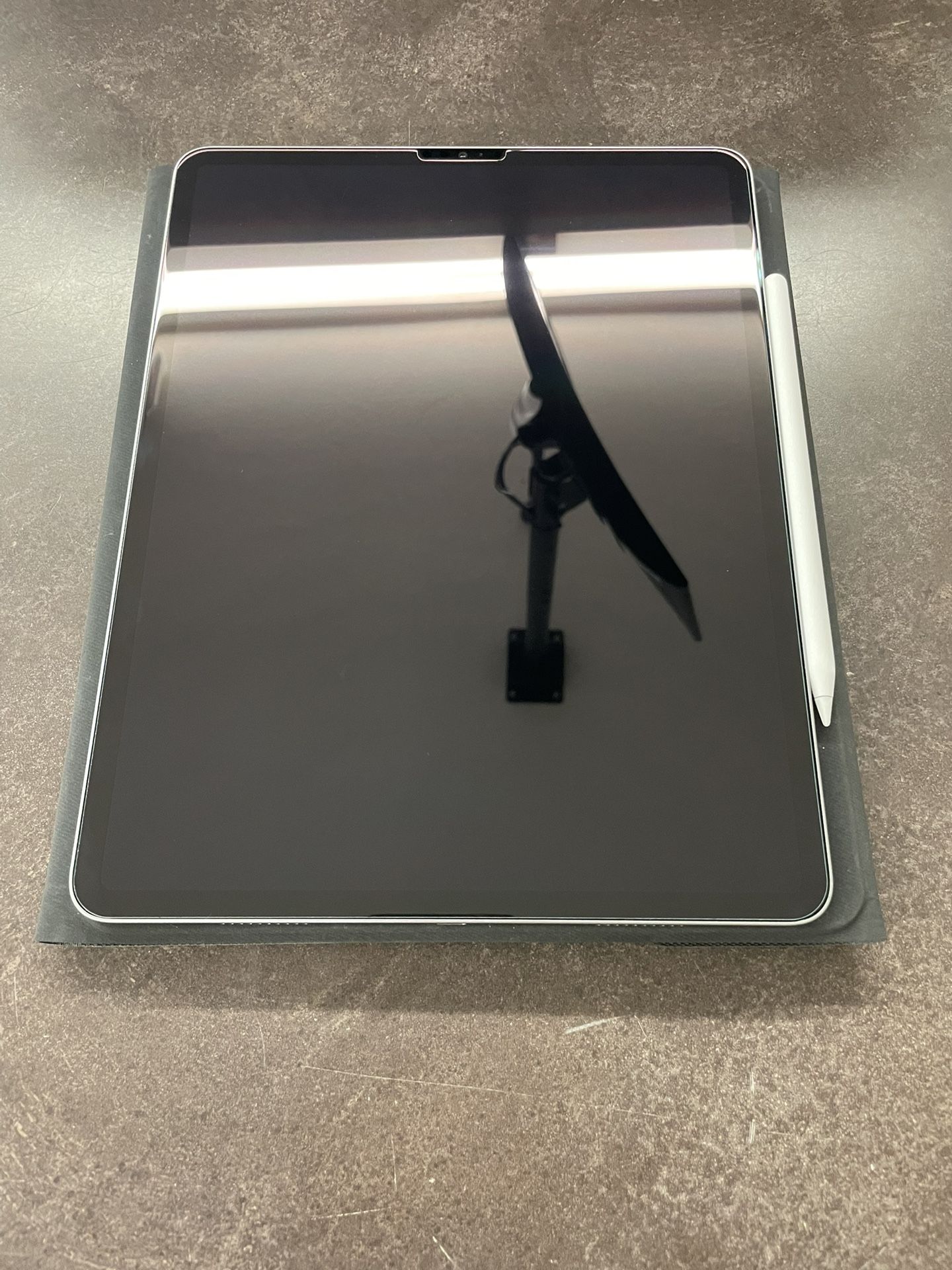 Apple iPad Pro 12.9-inch (6th Generation) A2436 - 128GB, Wi-Fi - Silver + Apple 