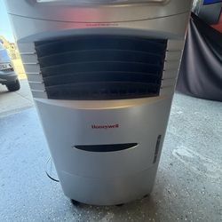 Honeywell 470 CFM indoor evaporative air cooler