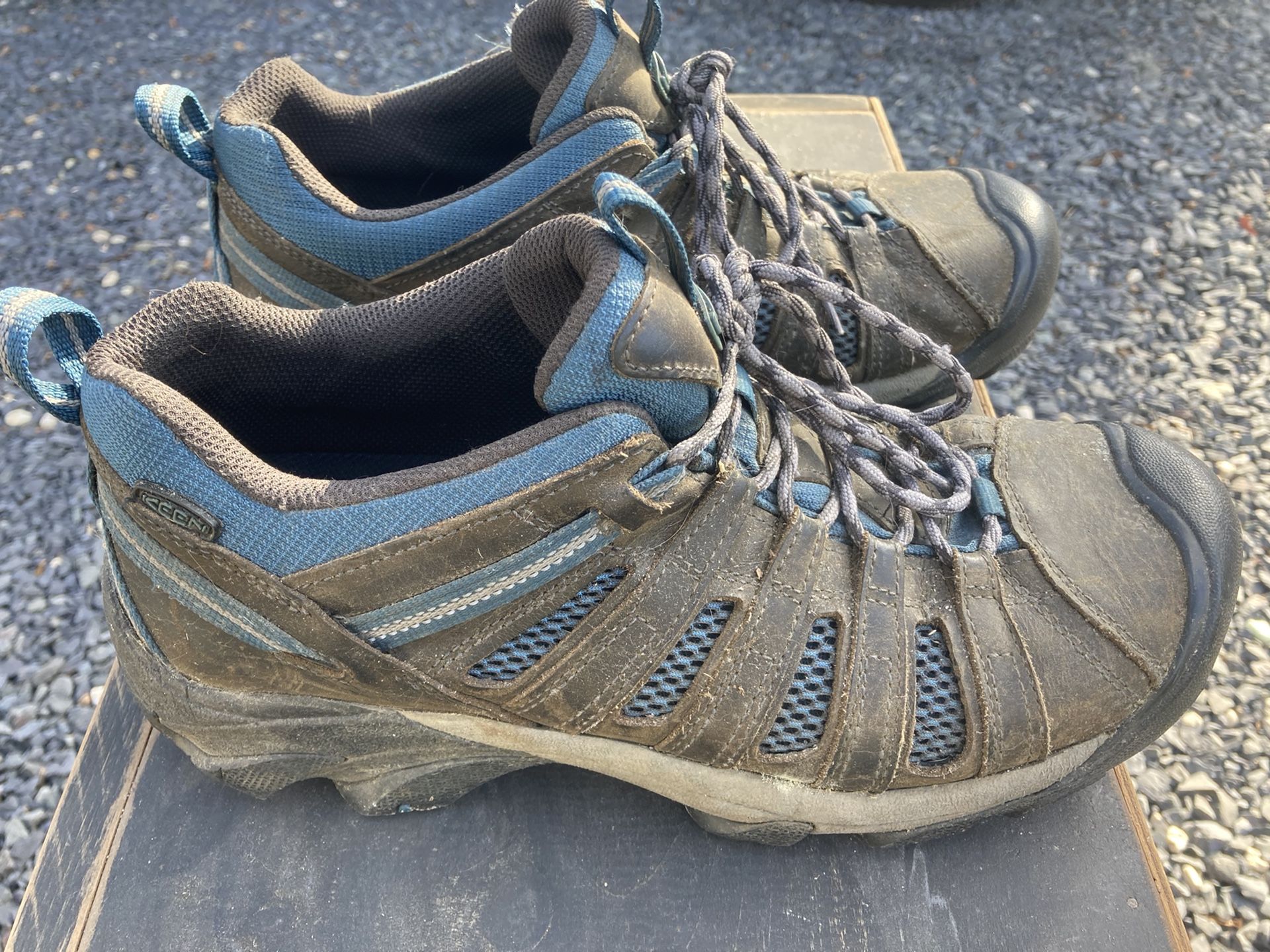 Size 12 Keen Hiking Boots Low Tops