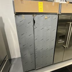 GE Monogram 42” Built-In Side-by-Side Refrigerator – Stainless Steel – New! Upgrade your kitchen with this luxury GE Monogram 42-inch built-in si