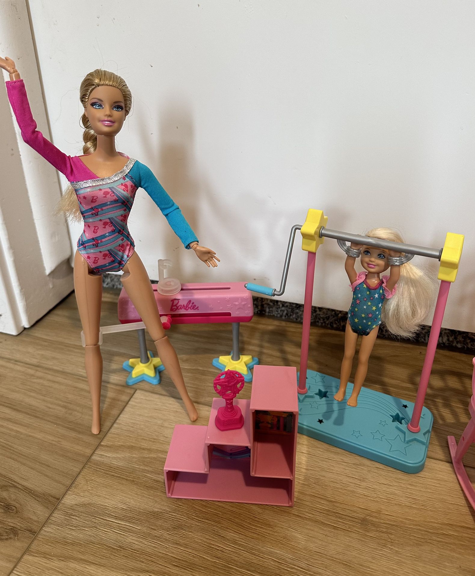 Gymnastics Barbie And Skipper Set. 