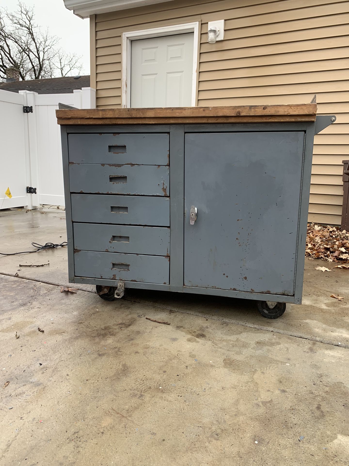 Five drawer workbench toolbox, tool storage on wheels for Sale