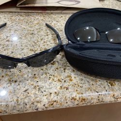Flak Jacket Oakley sunglasses with extra aftermarket Polaroid lenses in case like new condition new cost over $130 tropicana town Center area $70
