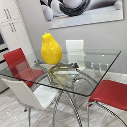 Four colorful dining chairs only. Cuatro sillas de comedor