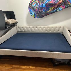 Queens Couch & Bed