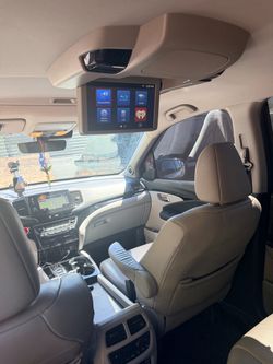 2020 Honda Pilot Touring AWD With Rear Captains