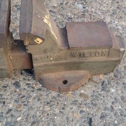 BIG, VINTAGE, 43-LB WILTON BENCH VISE #111103 - 5" GRIPPERS, JAWS OPEN 6"

