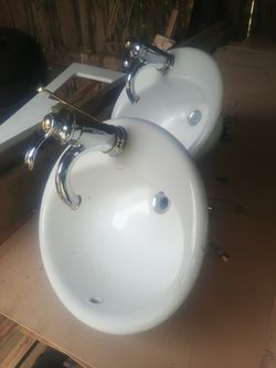 ***KOHLER. Beautiful white porcelain cast iron dual sinks