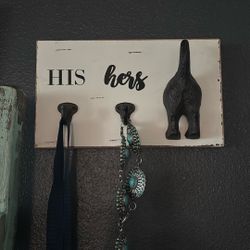 Frame to hold dog collar