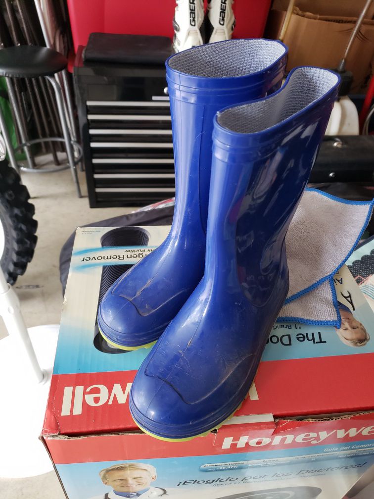 Kids rain boots size 1